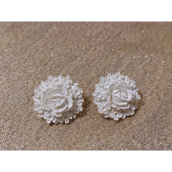 Vintage Faux Ivory Floral Celluloid Hinged Cuff Bracelet & Clip On Earrings - Picture 6 of 16